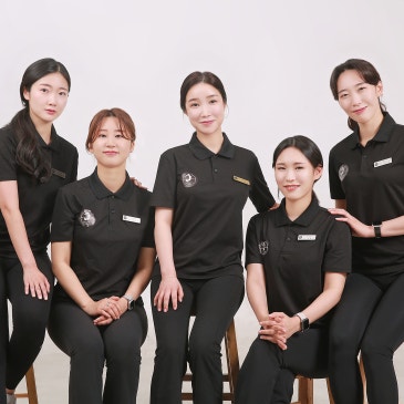 검은 유니폼을 입고 나란히 선 필라테스휘 강사진.