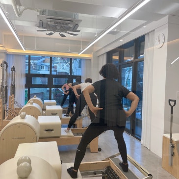 바렐 앞에서 한 발을 내딛고 균형을 잡는 회원.